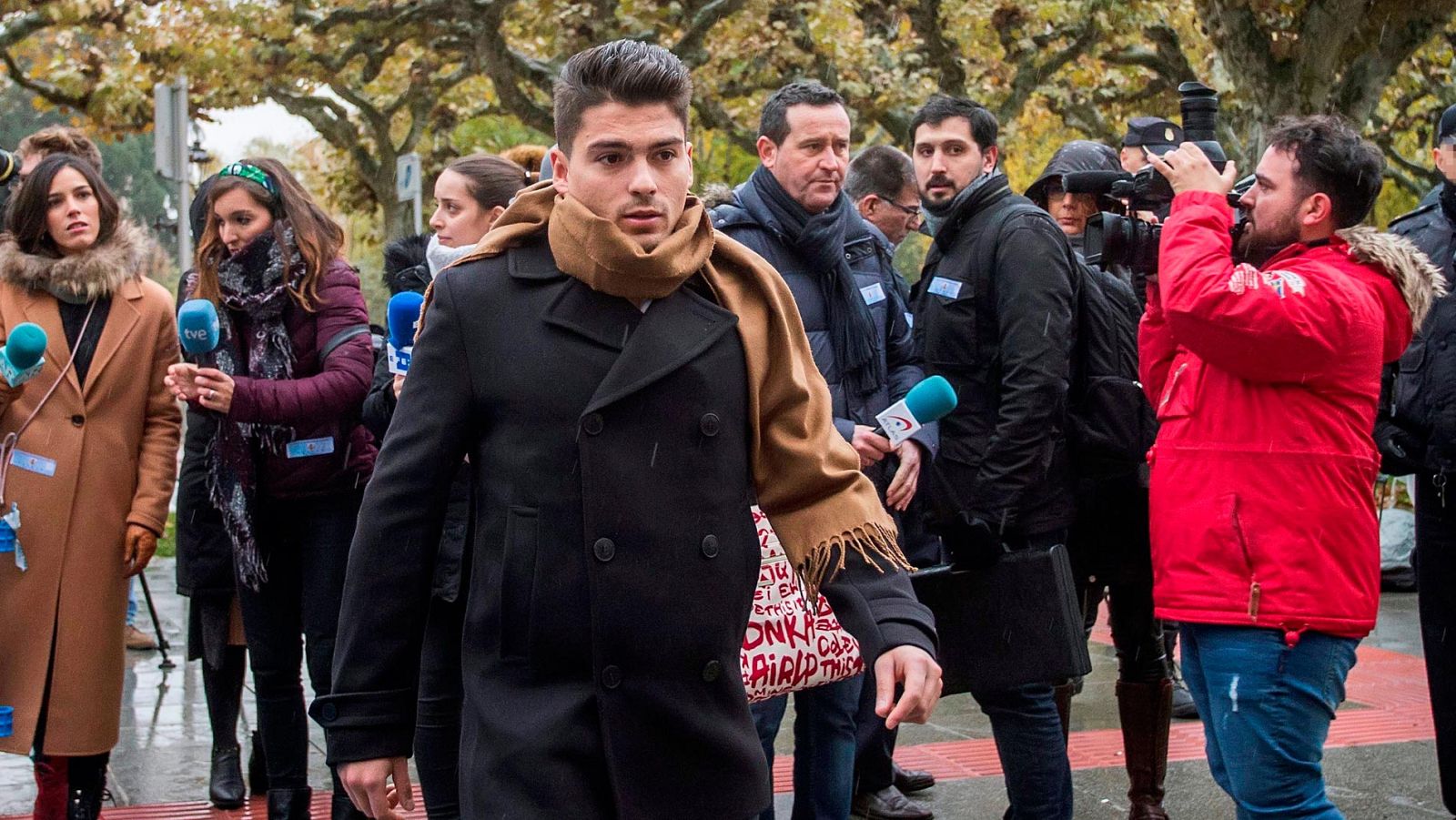 Comienza el juicio a tres exfutbolistas de la Arandina por agresión sexual a una menor - Informativo 24h | Ver