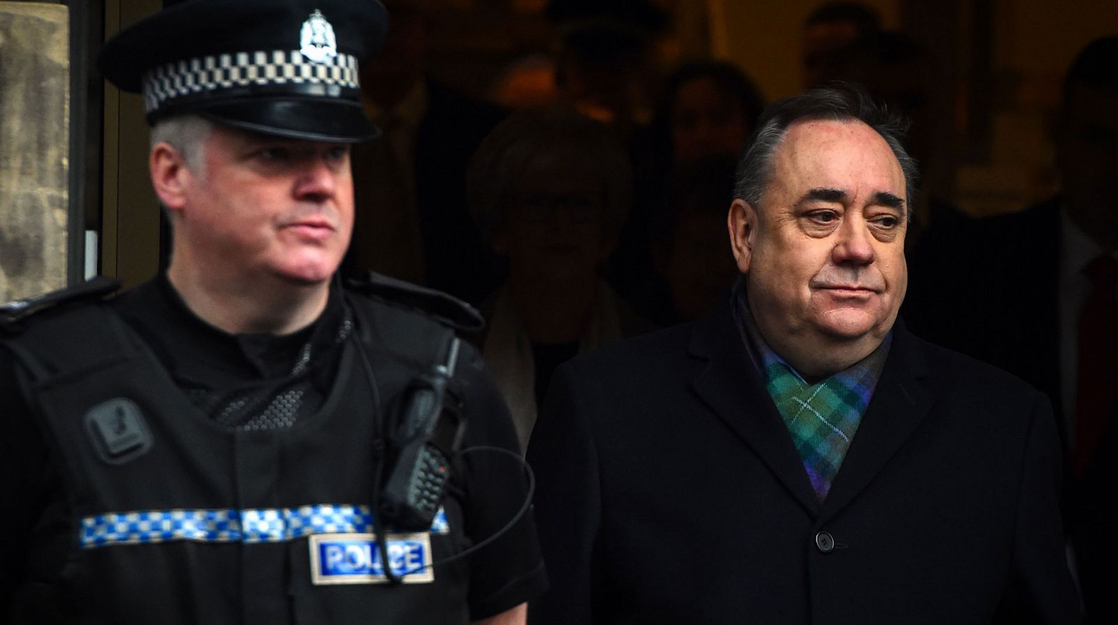 El exministro principal de Escocia Alex Salmond ha comparecido este jueves ante el Tribunal Superior de Edimburgo y se ha declarado inocente de las acusaciones por varios delitos sexuales contra diez 