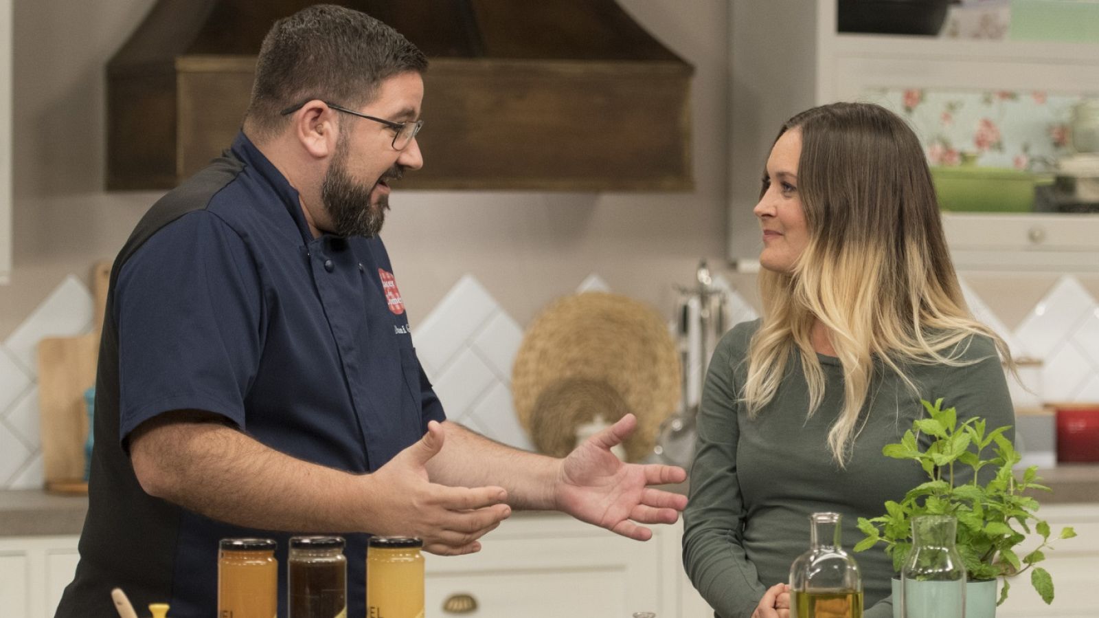 Hacer de comer - Pollo a la miel y tarta de queso, miel y almendras - ver ahora
