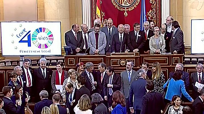Telediario 1 - Homenaje a los 22 alcaldes más antiguos en el 40 aniversario de las primeras elecciones municipales
