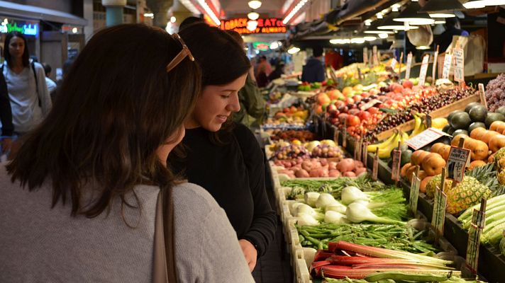 Telediario 1 - Los supermercados ganan terreno al pequeño comercio y los mercados de abastos