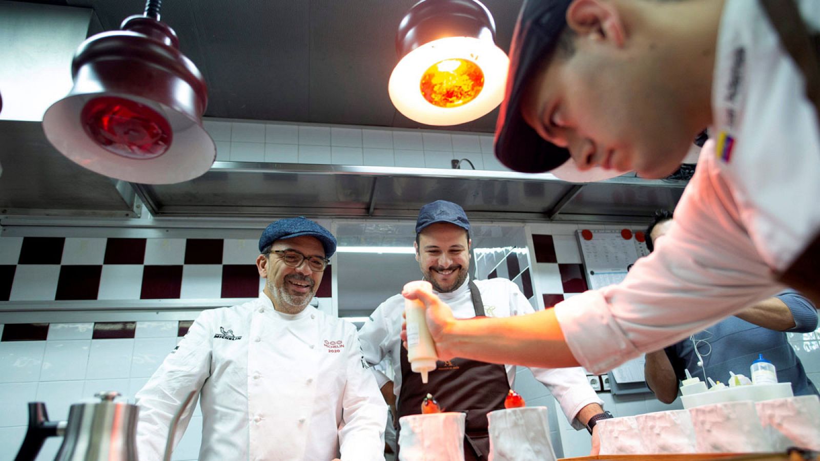 Telediario 1: El Cenador de Amós de Jesús Sánchez, único restaurante que se corona con tres estrellas Michelin | RTVE Play