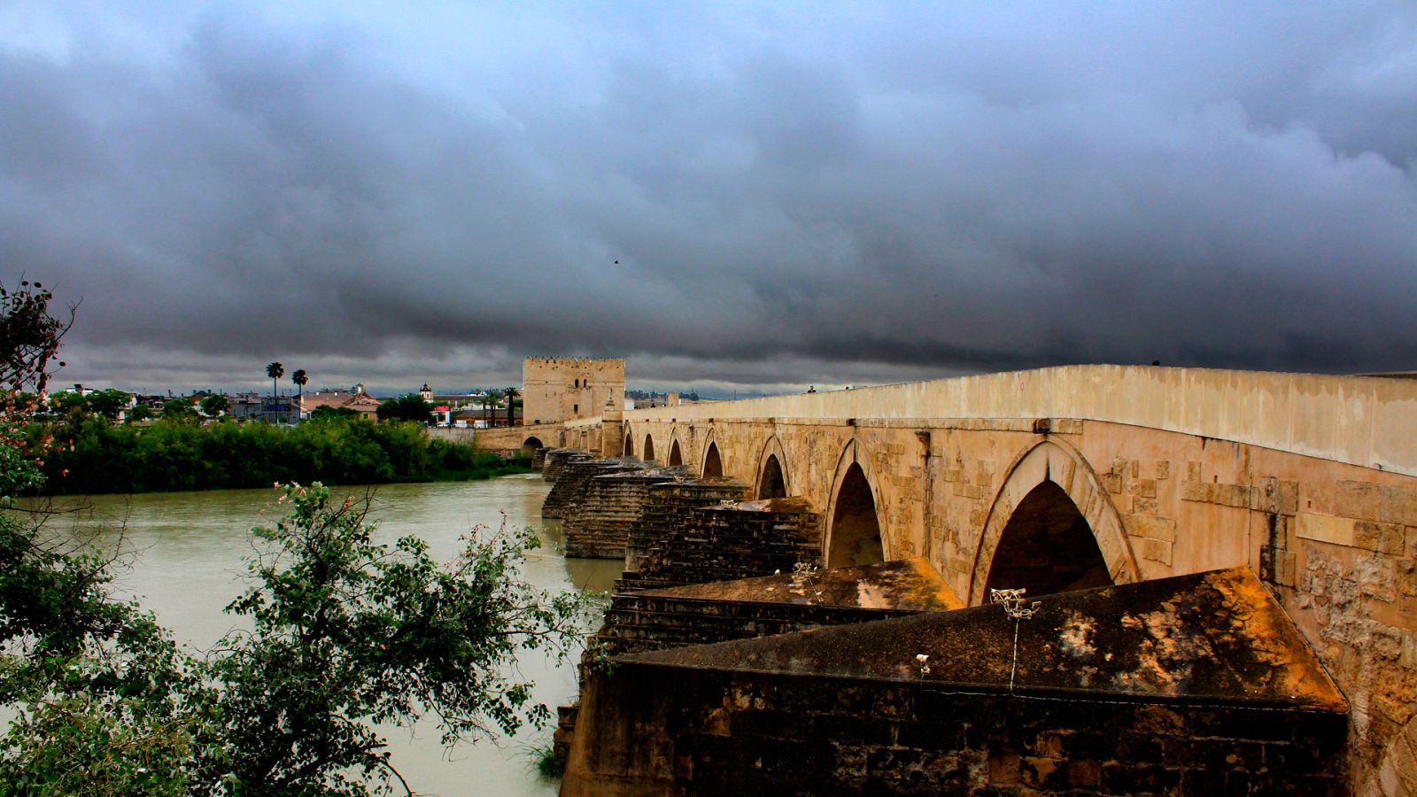 Precipitaciones en el sur de Andalucía, viento fuerte en el litoral de Galicia - ver ahora