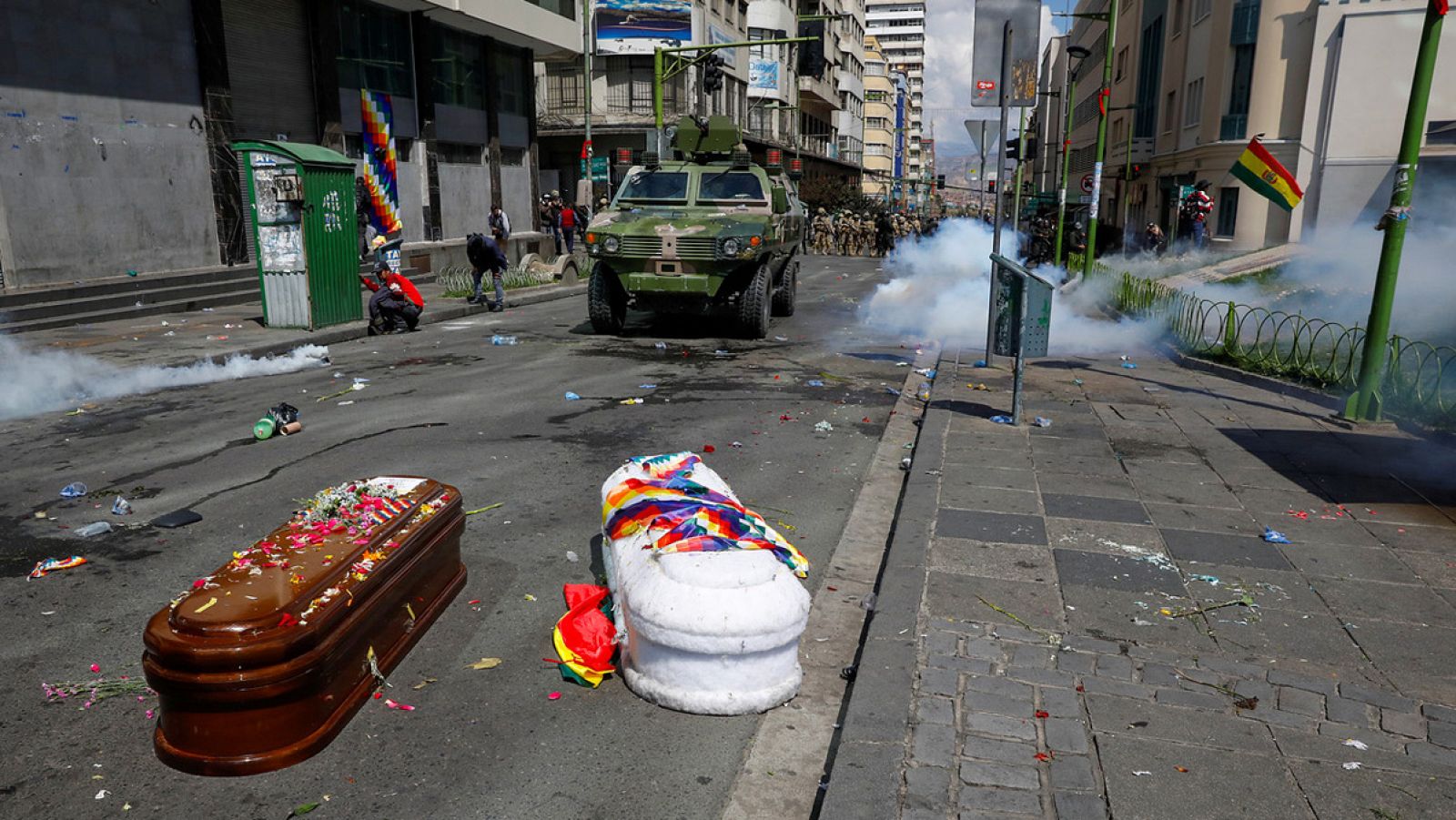 Bolivia espera la convocatoria de elecciones entre manifestaciones y enfrentamientos