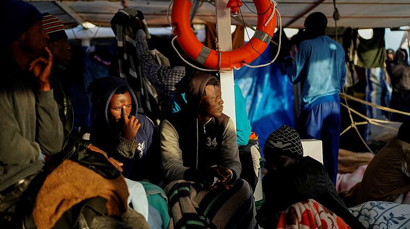 El Aita Mari espera el permiso de Malta para desembarcar a los 78 rescatados en el alta mar