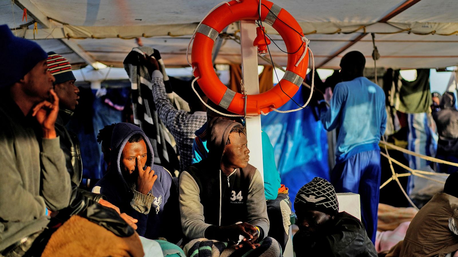 Inmigración: Siguen los rescates de inmigrantes en el Mediterráneo Central - RTVE.es