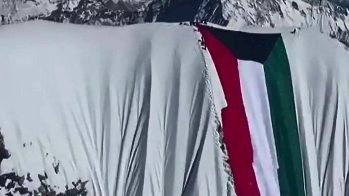 Telediario 1 - Una bandera gigante, la última polémica del alpinista Nirmal Purja