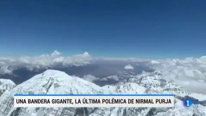 Una bandera gigante, la última polémica del alpinista Nirmal Purja