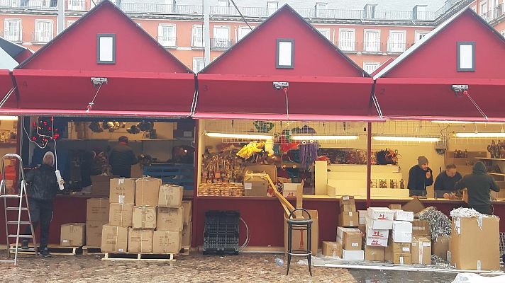 Preparando el mercado navideño de la Plaza Mayor de Madrid