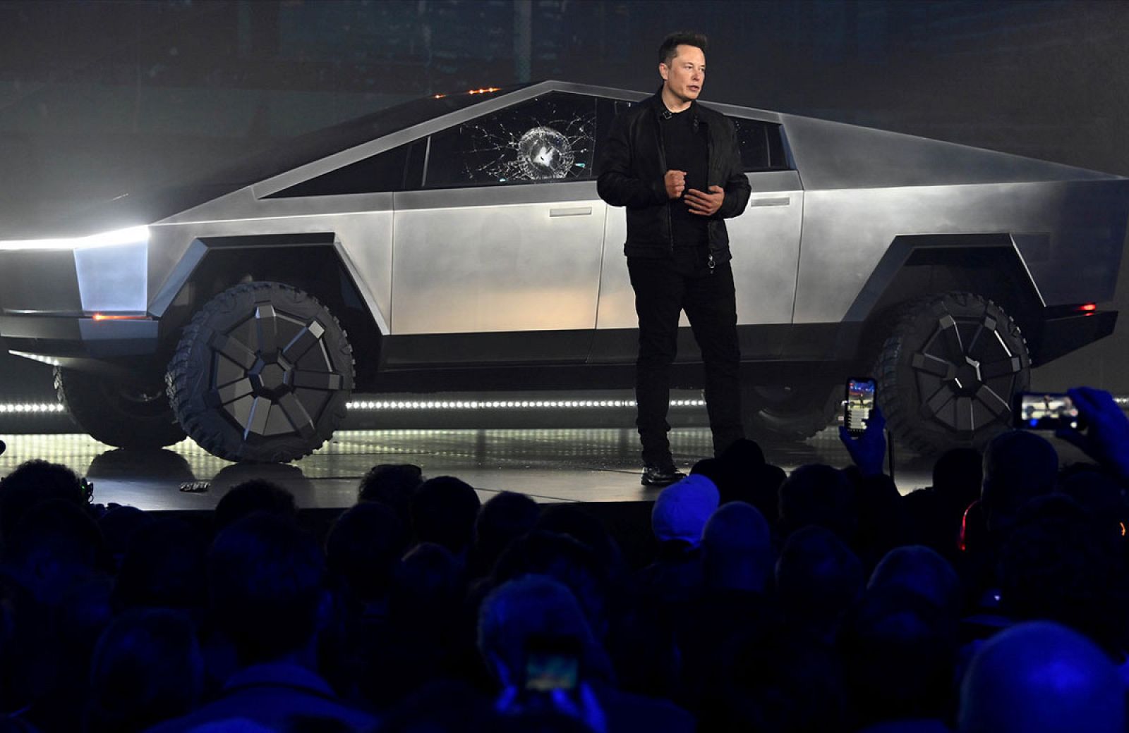 El nuevo vehículo 'indestructible' de Tesla se rompe en su presentación -RTVE.es