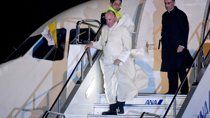 El papa Francisco desafía al temporal y llega a Japón para visitar Hiroshima y Nagasaki