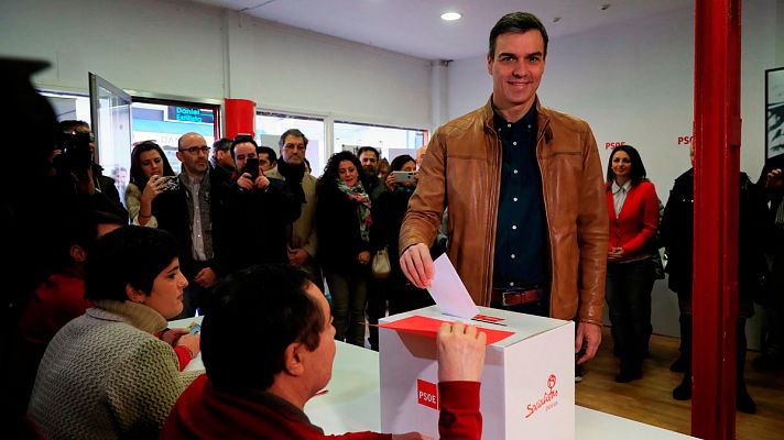 Pedro Sánchez vota en la consulta a la militancia sobre el acuerdo de Gobierno con Podemos