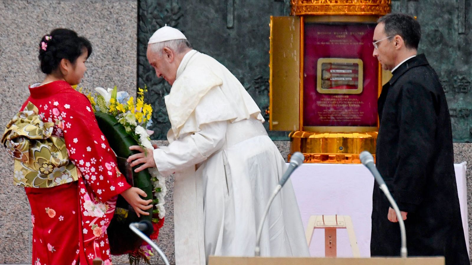 El papa pide en Nagasaki acabar con "el clima de miedo" que imponen las "doctrinas nucleares"