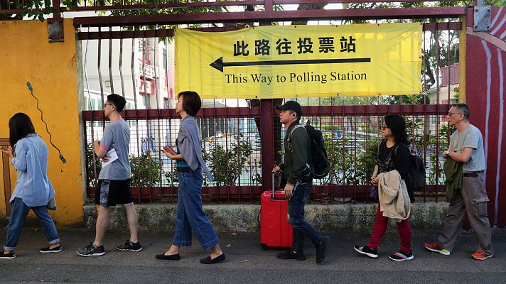 Afluencia masiva en las elecciones de distrito hongkonesas tras meses de protestas