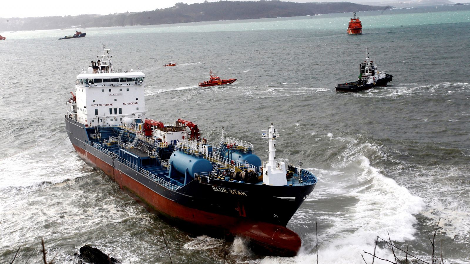 Telediario 1: El buque encallado en Ares será remolcado por la empresa holandesa que remolcó en su día el Prestige | RTVE Play