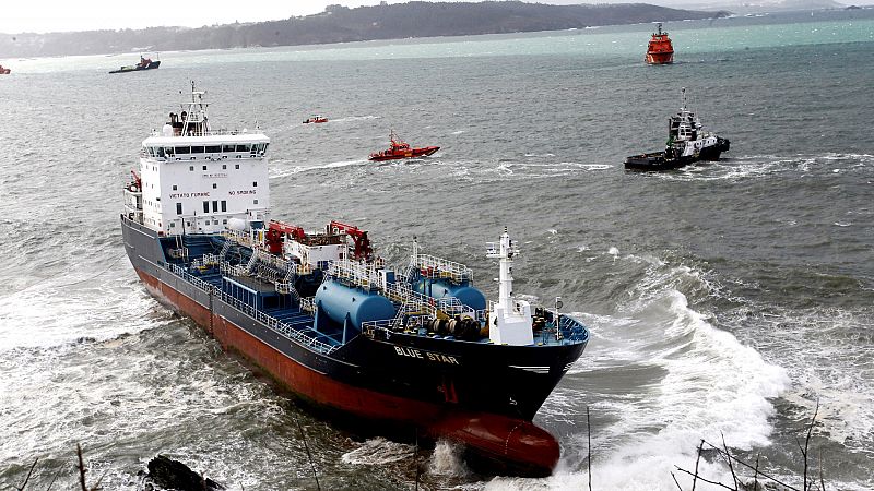 El buque encallado en Ares será remolcado por la empresa holandesa que remolcó en su día el Prestige
