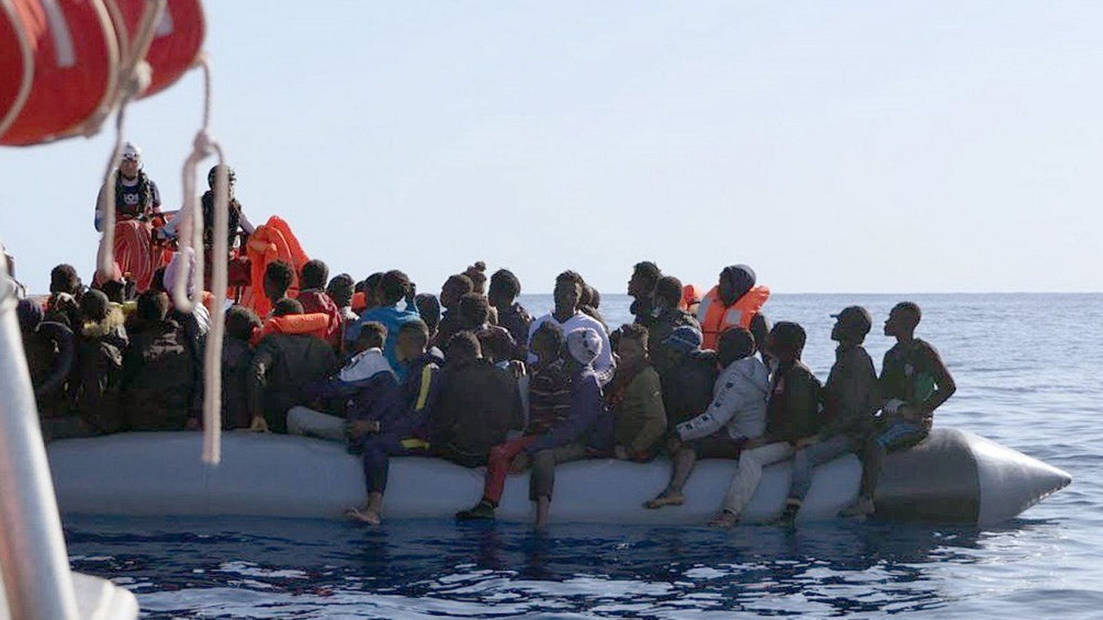 El Ocean Viking ha desembarcado en Sicilia a los 213 inmigrantes que había rescatado - RTVE.es