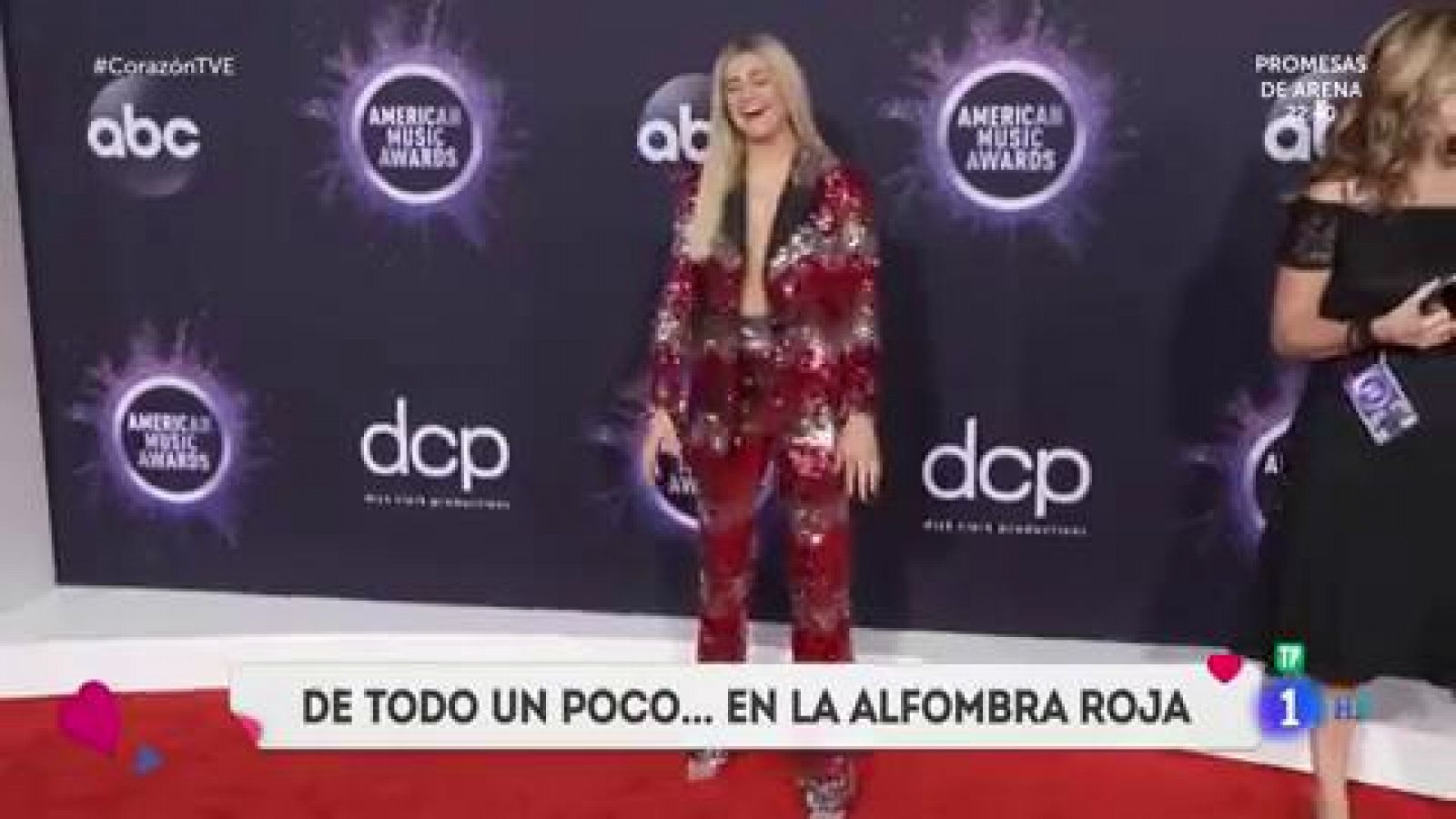 Corazón - ¡En los American Music Awards se arriesgan con la vestimenta!