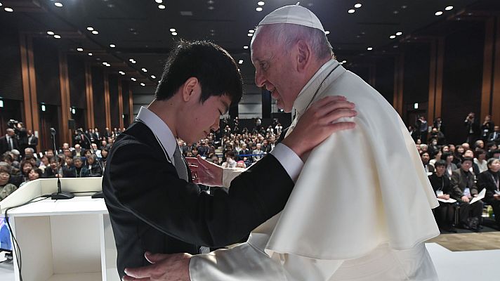 Telediario 1 - El papa se reúne con las víctimas de Fukushima