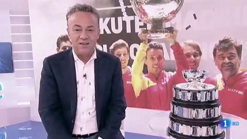 El tenista, flamante vencedor de su quinta Copa Davis, exhibe la réplica de su ensaladera en el Telediario de TVE.