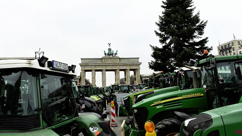 No es una imagen habital la de la Puerta de Brandenburgo colapsada por miles de tractores de agricultores que han venido de toda Alemania para protestar por las medidas del gobierno que quieren imponer una agricultura más limpia. Los agricultores qui