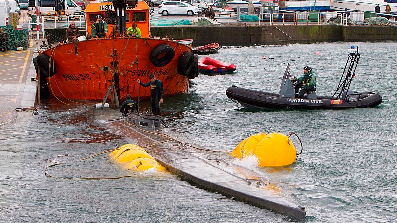 El submarino cargado con droga llega al puerto de Aldán, en Pontevedra
