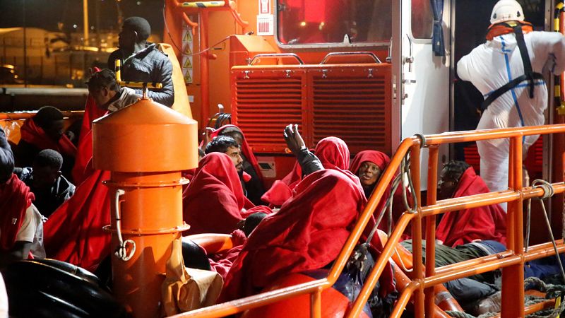 Tres muertos y al menos diez desaparecidos al naufragar una patera a 30 millas de Melilla 