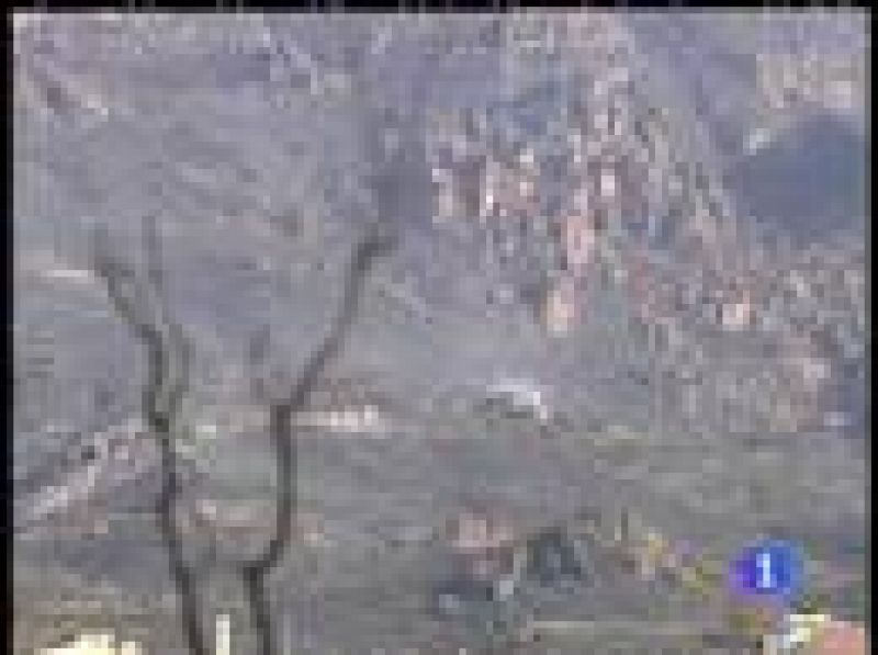 El incendio en la Sierra Cabrera de Almería ya ha calcinado 4.000 hectáreas y ha obligado a desalojar a unos 500 vecinos.