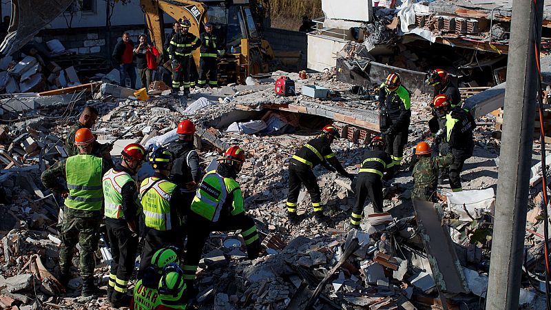 Los equipos de rescate buscan a supervivientes del terremoto en Albania.