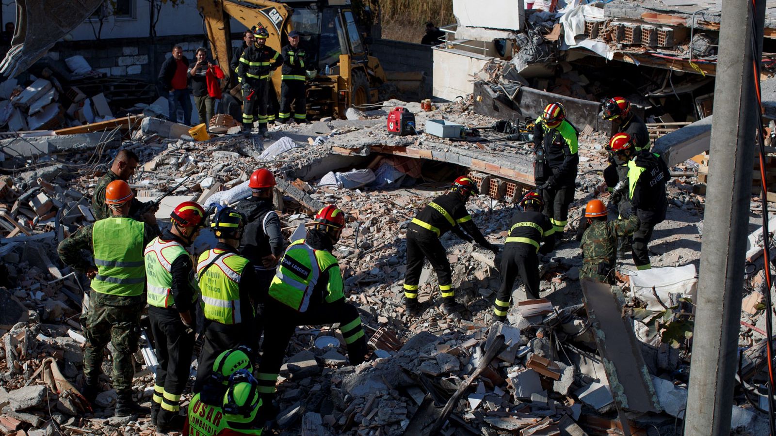 Los equipos de rescate buscan a supervivientes del terremoto en Albania.
