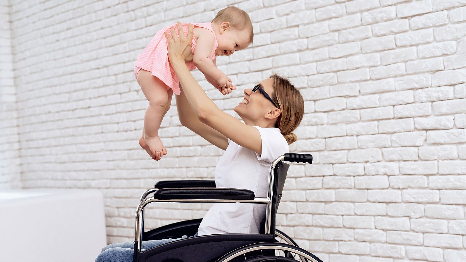 Telediario 1: Madres en silla de ruedas | RTVE Play