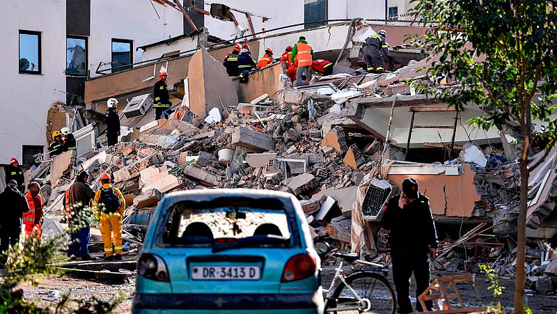 Albania busca supervivientes del terremoto entre réplicas