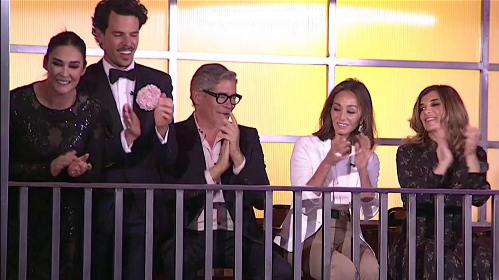 MasterChef Celebrity 4 - Los Chunguitos sorprenden a Isabel Preysler cantando "Me quedo contigo" - RTVE.es