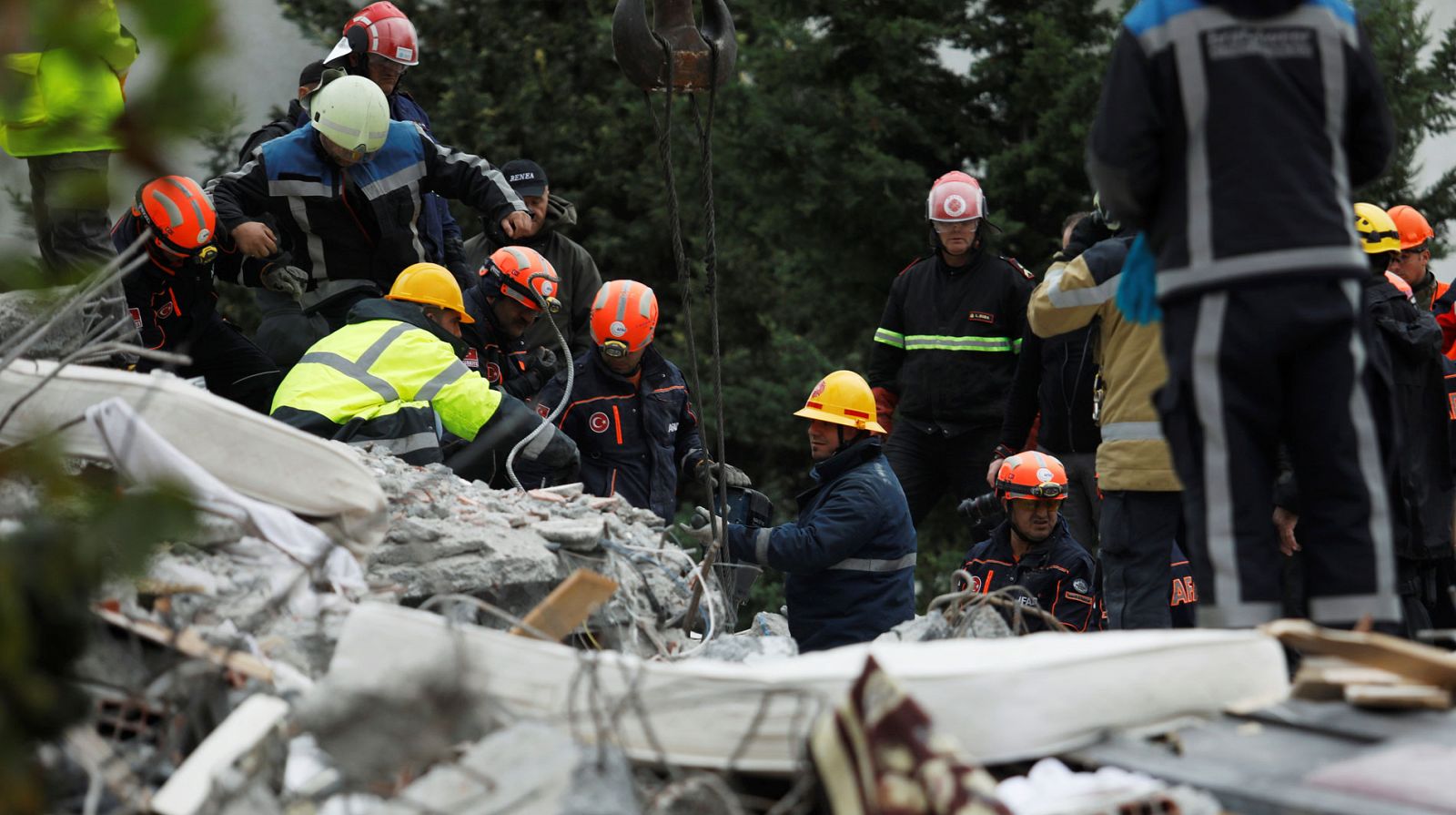 En Albania ya son 40 las víctimas del terremoto
