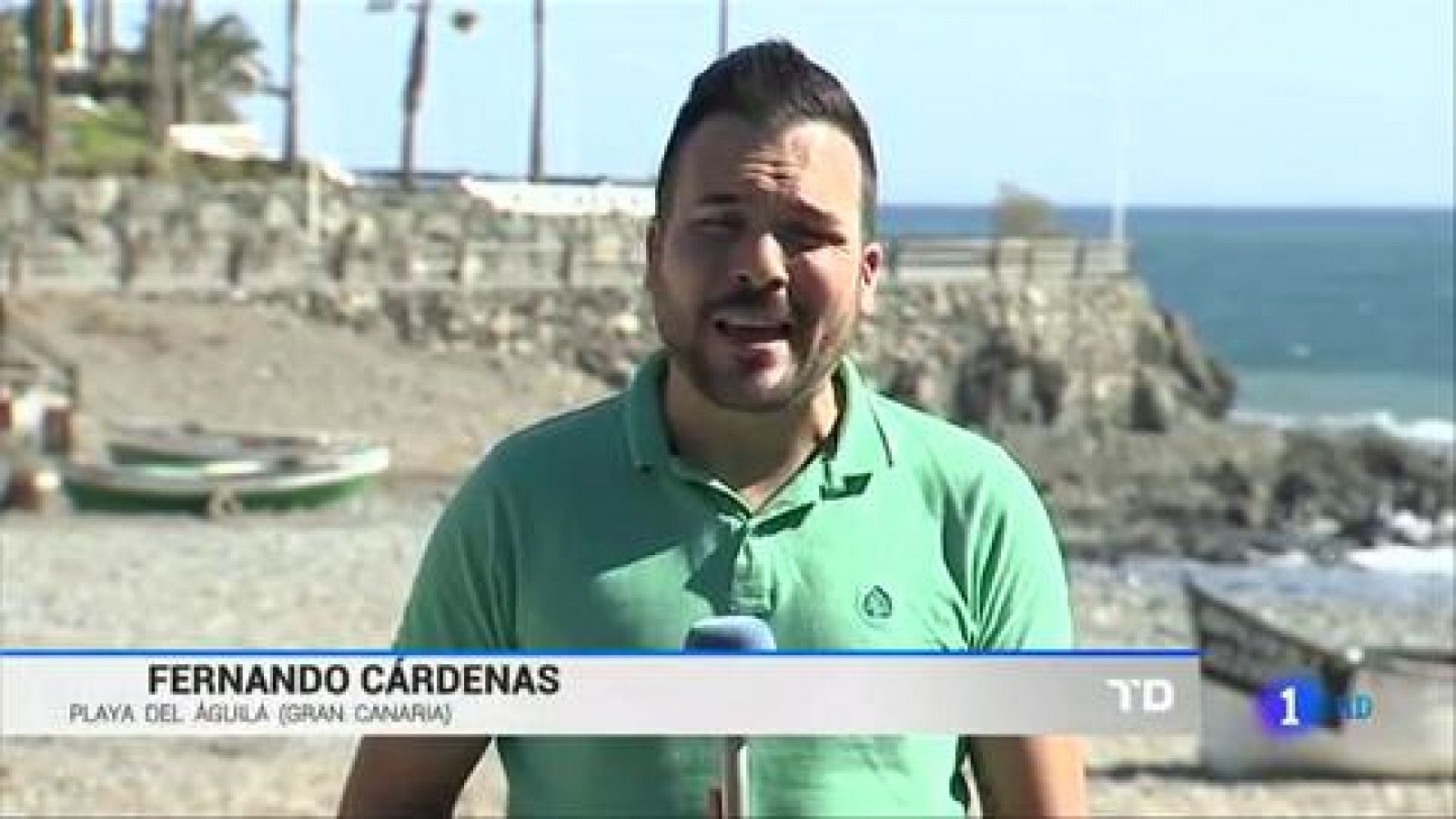 Llegan 24 inmigrantes exhaustos a una playa de Gran Canaria y son atendidos por algunos bañistas