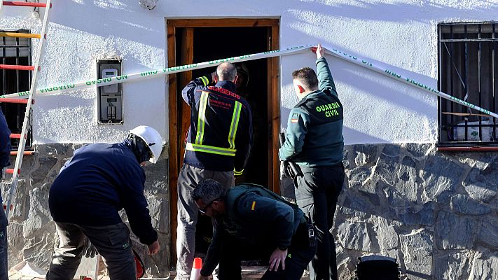 Telediario 1 - Un matrimonio octogenario y su hijo fallecen en el incendio de su casa en un pueblo de Granada