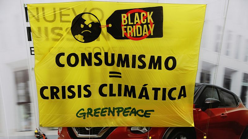 Unos 30 activistas de Greenpeace se han encaramado este viernes a la fachada de un edificio comercial de la Gran Vía madrileña, donde han desplegado una pancarta de 180 metros cuadrados para denunciar la "fiesta del consumismo" en el Black Friday o V