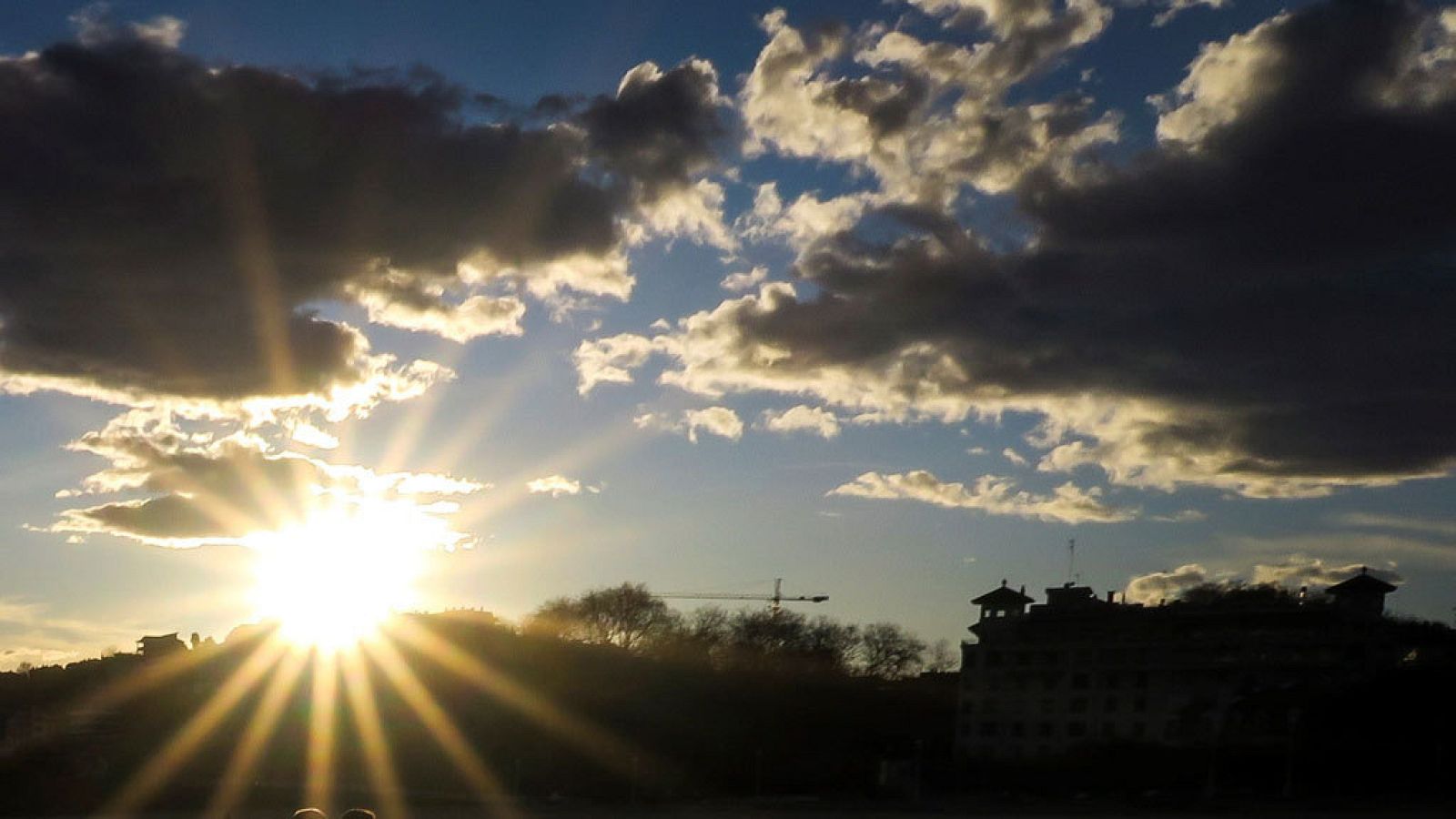 Un frente atlántico se aproxima por el litoral gallego con  precipitaciones en el tercio norte 