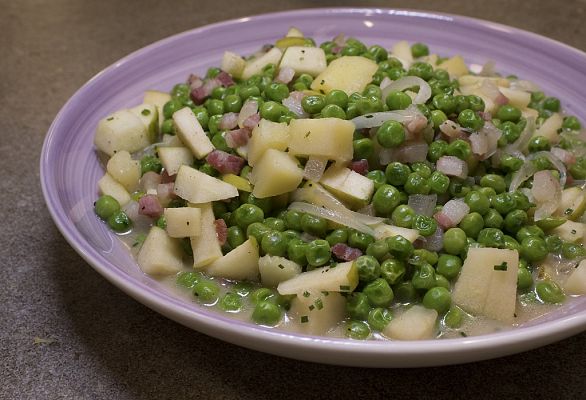 "Guisantes con patatas, manzana y panceta" de Dani García