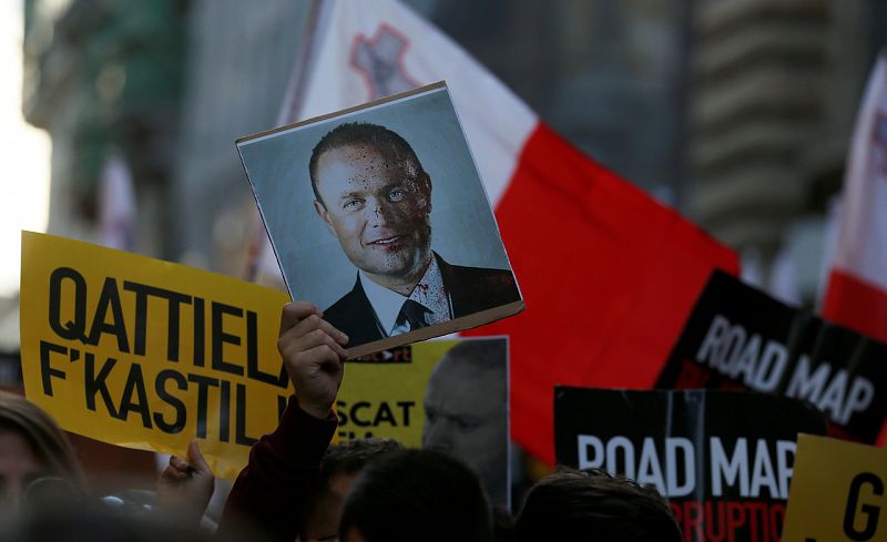 Dimite el primer ministro de Malta acorralado por las acusaciones de corrupción