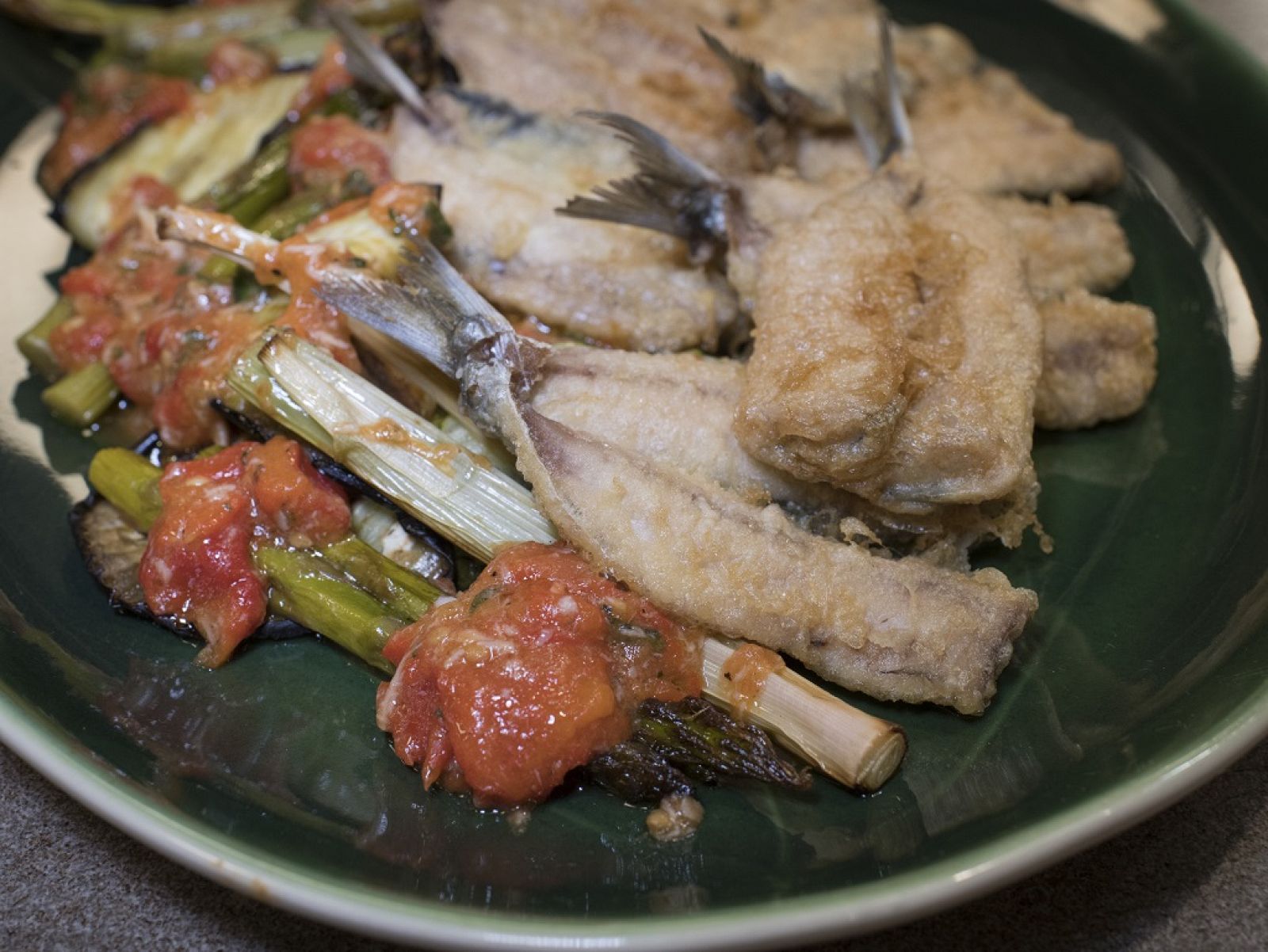 "Sardinas rebozadas con verduras asadas" de Dani García 