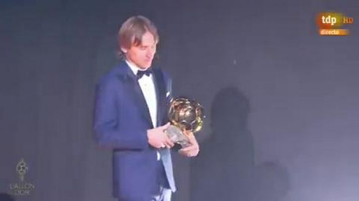 Messi recibe su sexto Balón de Oro de la mano de Modric