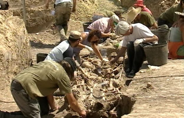  - 30 cuerpos en una fosa común