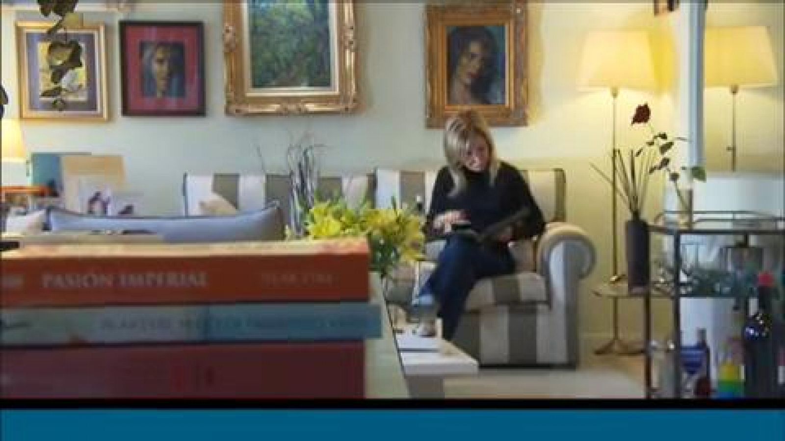 L'escriptora i periodista Pilar Eyre llegint al sofà de casa seva