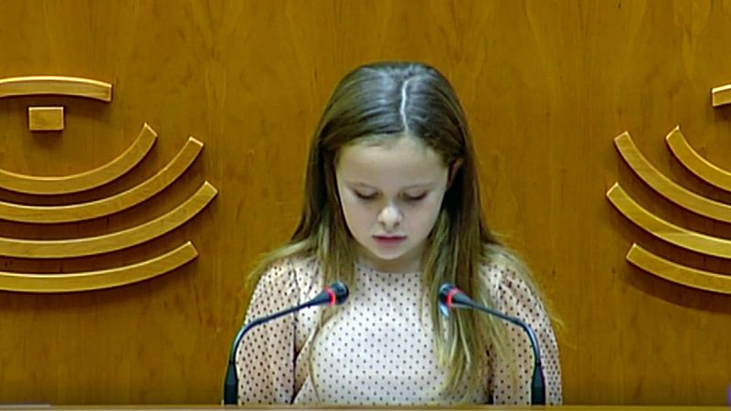 Una niña transexual interviene ante el pleno de la Asamblea de Extremadura para defender "el derecho a ser quienes somos"
