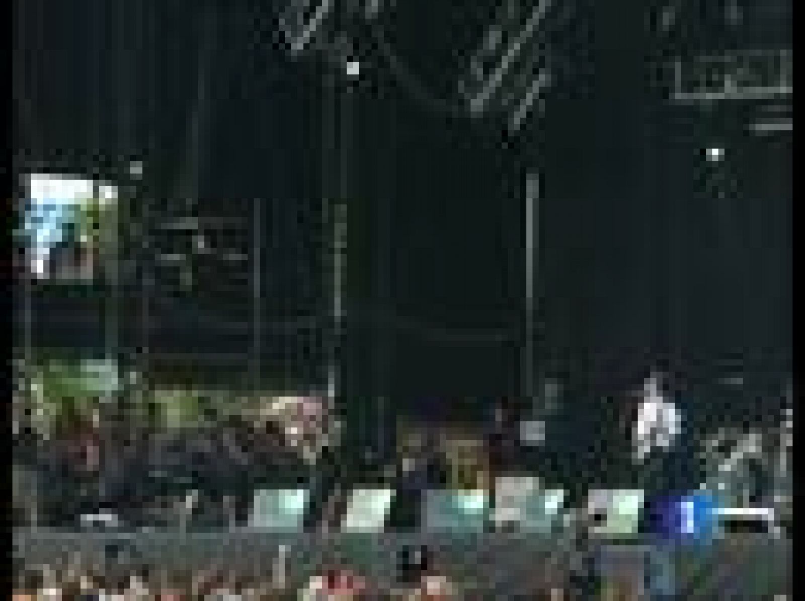 45.000 'fibbers' se enfrentan a la primera jornada de conciertos en el festival de Benicàssim. (16/07/09)