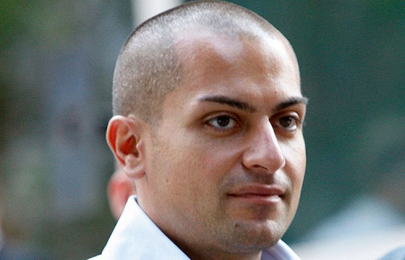 El FBI, en colaboracion con la policía española, ha conseguido detener a Julián Tzolov, uno de los fugitivos más buscados en EE.UU. Se escondía de la justicia en una mansión de Marbella y se le acusa de estafar 400 millones de dolares. 