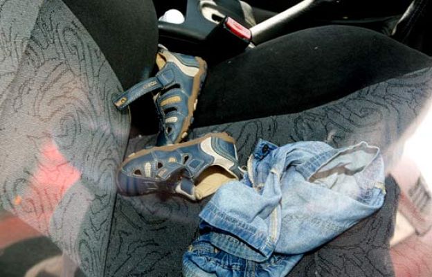  - Muere un niño solo en un coche