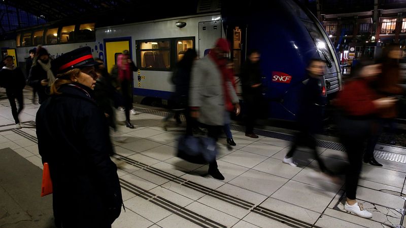 La huelga contra la reforma de las pensiones de Macron amenaza con paralizar Francia