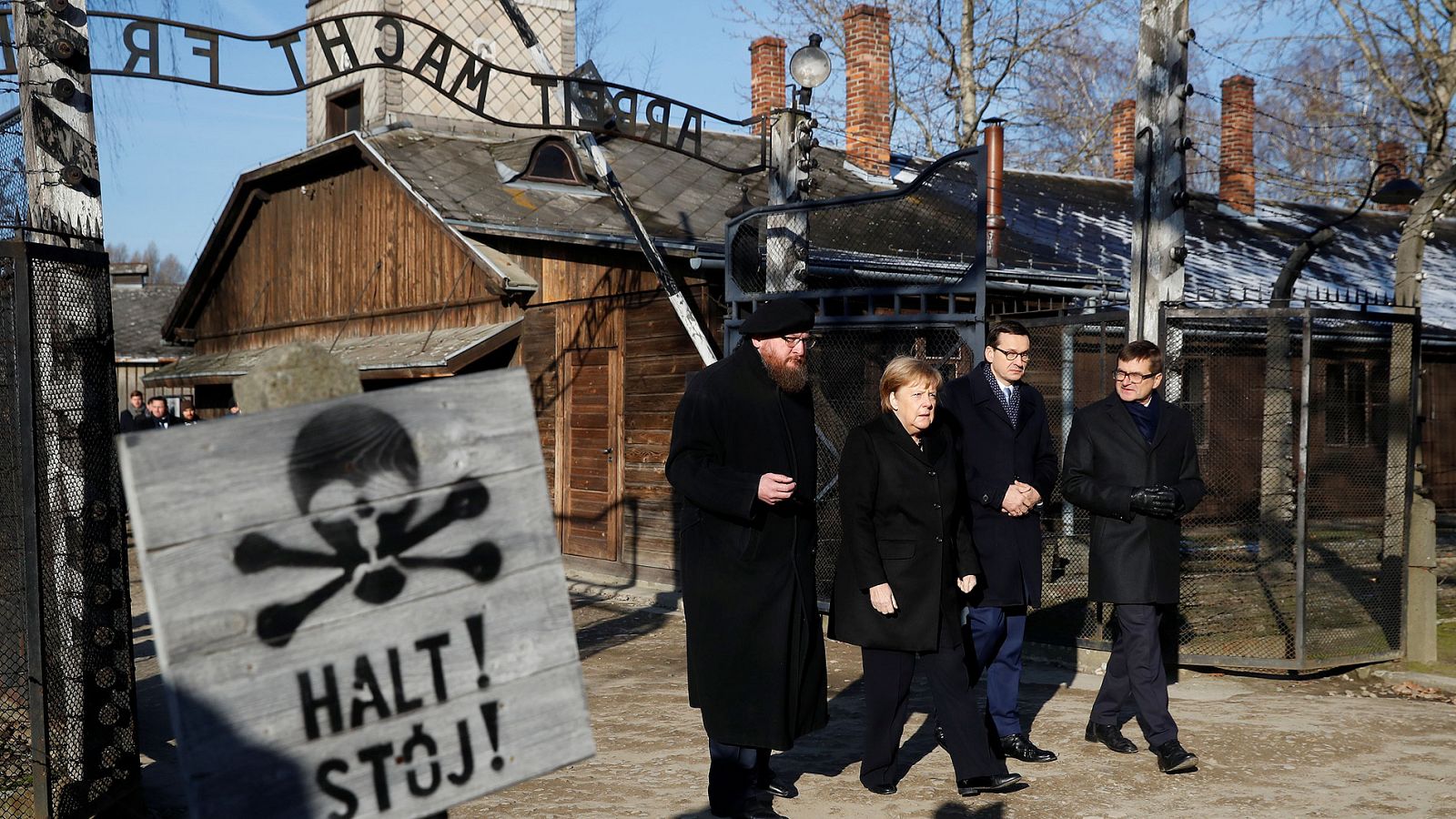Alemania - Merkel visita por primera vez el campo de concentración de Auschwitz - RTVE.es